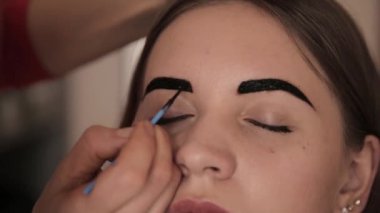 İstemci kına ile kaşları çizim profesyonel makyaj sanatçısı