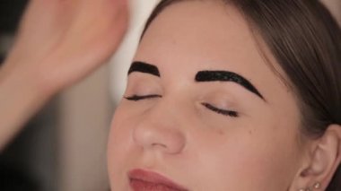 İstemci kına ile kaşları çizim profesyonel makyaj sanatçısı