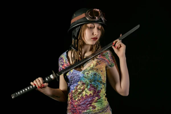 Kvinnliga gotiska krigare i pilot gamla glasögon poserar med katana svärd — Stockfoto