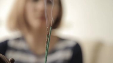 rulo çubukla yemekte restoranda yemek iki kız arkadaşım. yakın çekim Japon mutfağı