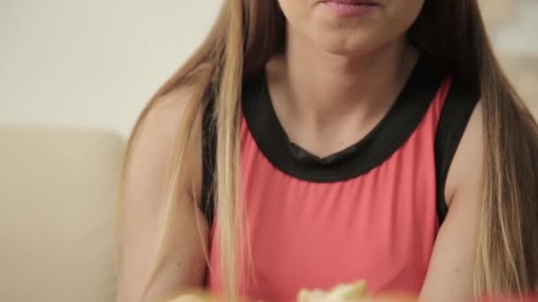 Jonge vrouw broodjes met stokjes eten tijdens het diner in het restaurant — Stockvideo