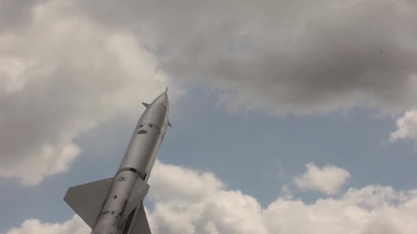Anti-aircraft missiles on a sky background. military conflict — Stock Video