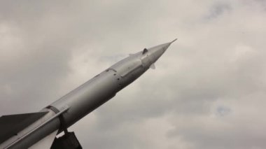 gökyüzü arka plan üzerinde uçaksavar füzeleri. askeri çatışma