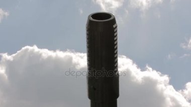 Namlu gun, askeri teçhizat, topçu gökyüzü arka plan üzerinde