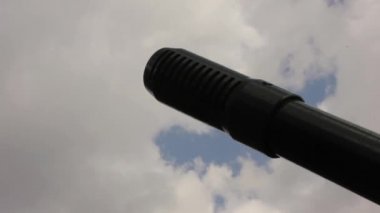 Namlu gun, askeri teçhizat, topçu gökyüzü arka plan üzerinde