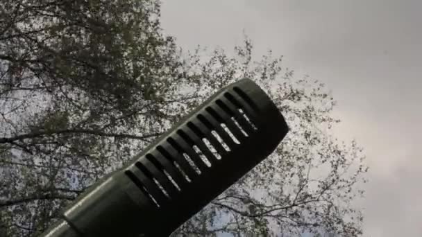 Cañón de cañón, equipo militar, artillería sobre un fondo de cielo — Vídeos de Stock