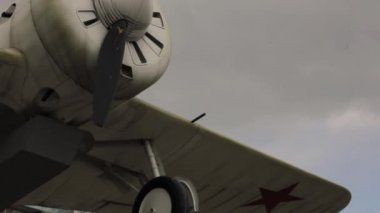 eski gökyüzü arka plan üzerinde uçak parçaları. Havacılık Sanayi sivil ve askeri uçaklar.