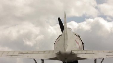 eski gökyüzü arka plan üzerinde uçak parçaları. Havacılık Sanayi sivil ve askeri uçaklar.