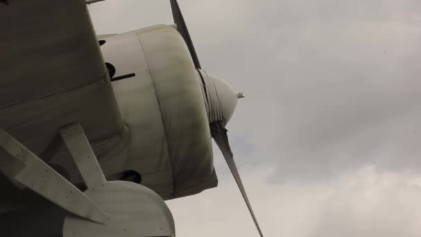 Частини старого літака на фоні неба. авіаційна промисловість цивільні та військові літаки . — стокове відео