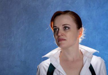 Erkek gömlek ve kravat mavi bir arka plan üzerinde güzel şehvetli genç kadın