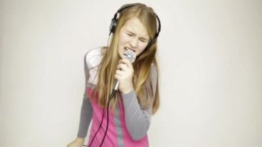 mikrofon şarkı söyleyen güzel genç ifade kız