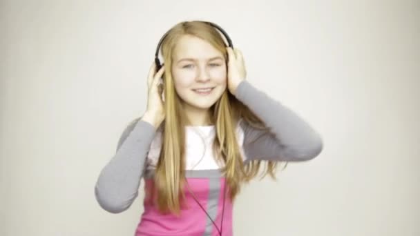 Красивая молодая девушка, поющая в микрофон — стоковое видео