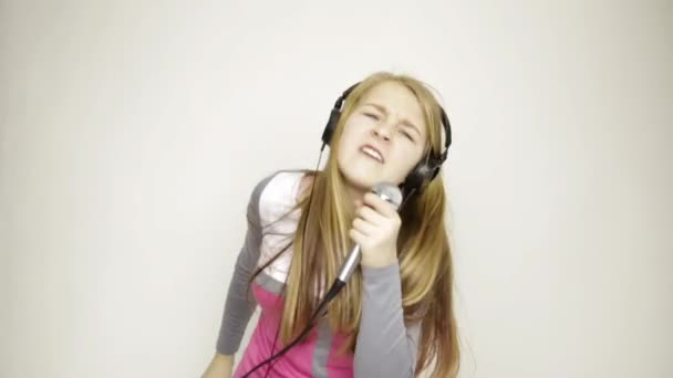 Beautiful young expression girl singing in microphone — Stock Video