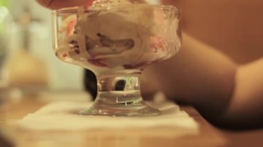 Kase dondurma soğuk yakın çekim, bir bulanıklık arka plan üzerinde yemek insanlar