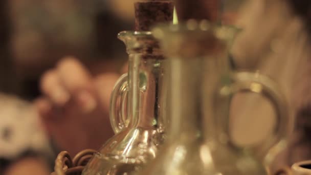 カフェで調味料のボトル。コルクのストッパー、ボディをガラスします。ぼかしの背景に食べている人 — ストック動画