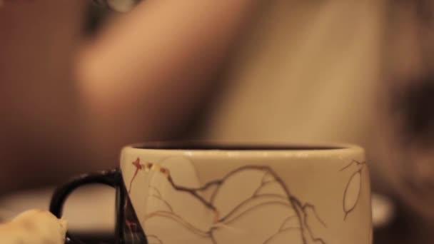 Close-up xícara de chá, mulher derrama chá em uma xícara — Vídeo de Stock