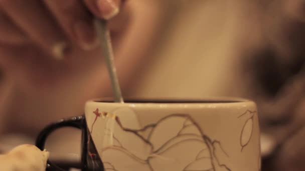 Primer plano taza de té, mujer vierte el té en una taza — Vídeos de Stock