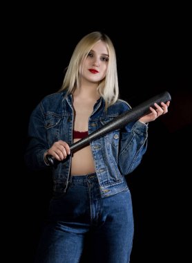 Beyzbol sopası, genç serseri Jeans ve bir kot ceket ile suç genç kadın