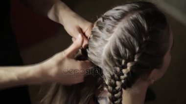 Styling Kuaför stil, bir güzellik salonu genç esmer kadın için örgüler örüleceği kolaylaştırır