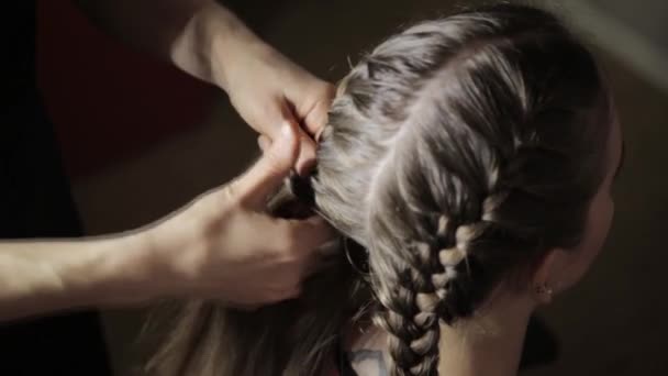 Friseur Styling erleichtert das Styling, Flechten von Zöpfen für junge brünette Frau in einem Schönheitssalon — Stockvideo