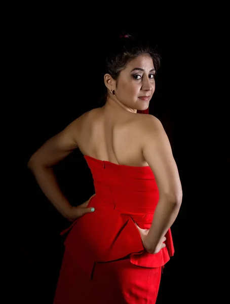 Όμορφη νεαρή σέξι ασιατικό μοντέλο με τα κόκκινα μαλλιά στο εκπληκτικό κόκκινο φόρεμα σε σκούρο φόντο — Φωτογραφία Αρχείου