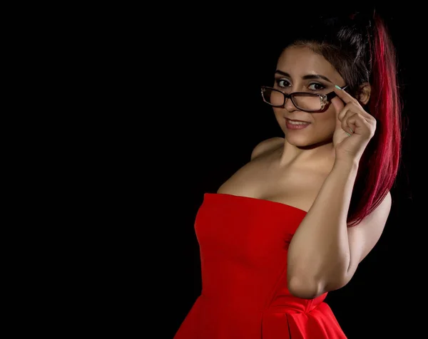 Csinos, fiatal szexi ázsiai modell vörös haj és a szemüveg a csodálatos piros ruha. Szabad hely a szöveg — Stock Fotó