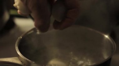 Köfte kaynayan suya daldırma. Pot kaynar su elektrikli soba üzerinde tam