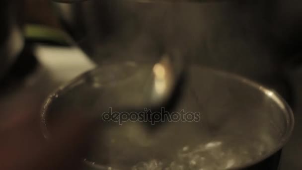 Garnku wrzącej wody na kuchenka elektryczna. Sól sypie się z łyżką — Wideo stockowe