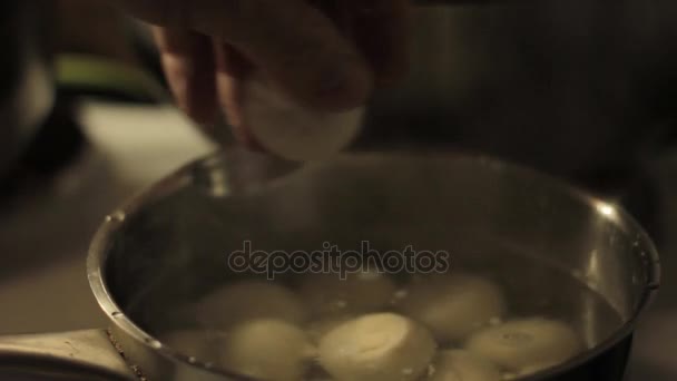 Les boulettes sont trempées dans de l'eau bouillante. Pot plein d'eau bouillante sur la cuisinière électrique 