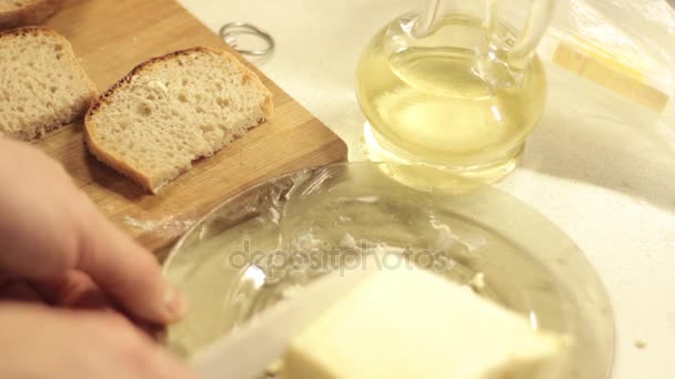 Vlekkerig boter op de boterham voor Franse toast — Stockvideo