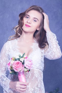 bir buket çiçek ile beyaz bir sabahlığı güzel gelin