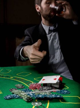 Kaybeden bir arada bir poker kartları, dostum gösterilen poker oyuncusu viski içiyor keder