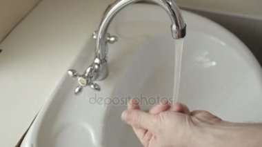 Adam lathers ve ellerini yıkar. Spreyler su ile temizlik el. Hijyen