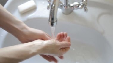 yıkama kız ve elleri ile a havlu mendil. yakın çekim tek el ve spreyler su