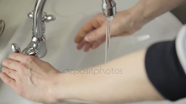 Mujer enjabona y se lava las manos en el lavabo. primer plano solo manos y pulverizaciones de agua — Vídeo de stock