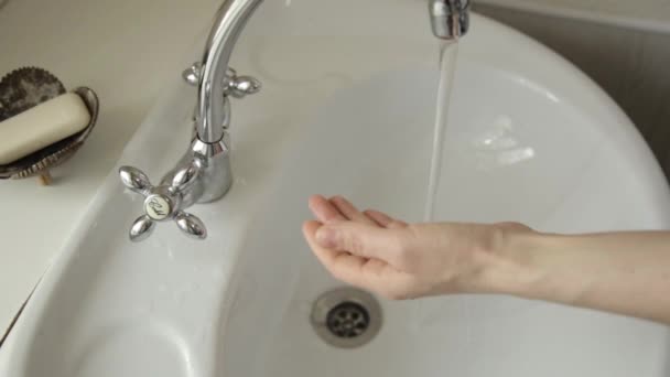 A rapariga a lavar as mãos no lavatório. close-up apenas mãos e sprays de água — Vídeo de Stock