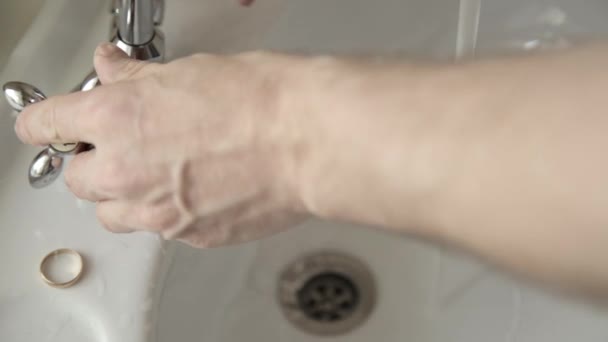 男は泡し、手を洗います。手を洗浄します。衛生 — ストック動画
