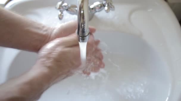 Muž omývá a utírá ruce do ručníku. Mytí rukou. Hygiena — Stock video