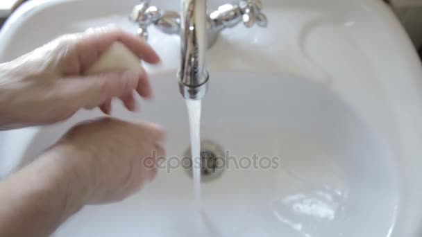 男人洗和一条毛巾擦他的手。清洁双手。卫生 — 图库视频影像