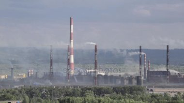 Endüstriyel fabrikalardan gelen hava kirliliği. Borular Gökyüzüne Duman Atar
