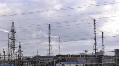 Endüstriyel fabrikalardan gelen hava kirliliği. Borular Gökyüzüne Duman Atar