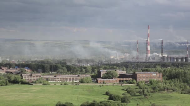 Contaminación del aire por encima de la ciudad. Tuberías lanzando humo hacia la ciudad — Vídeos de Stock