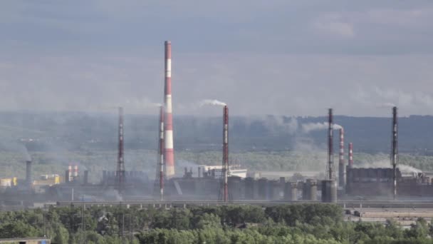 Ipari üzemekből származó levegőszennyezés. Csövek dob füst az égen — Stock videók