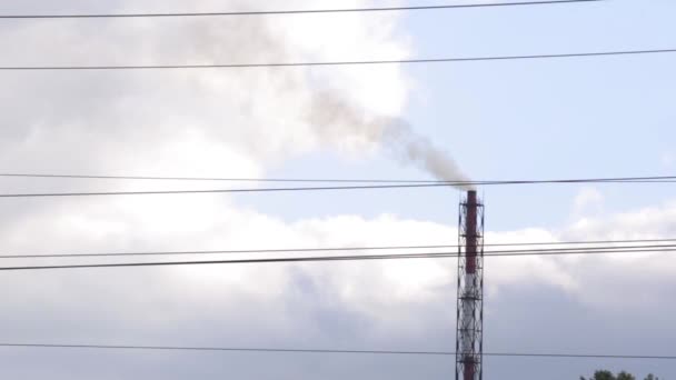 Luchtverontreiniging door industriële installaties. Pijpen gooien rook in de lucht — Stockvideo