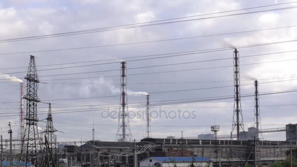 Contaminación del aire de las plantas industriales. Tubos arrojando humo al cielo — Vídeo de stock