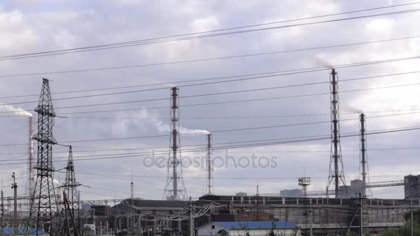 Inquinamento atmosferico da impianti industriali. Pipe gettando fumo nel cielo — Video Stock