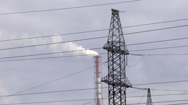 Contaminación del aire de las plantas industriales. Tubos arrojando humo al cielo — Vídeos de Stock