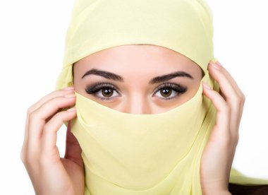 Güzel Arap kadın sarı hijab closeup. Cazibe ve güzellik Doğu.