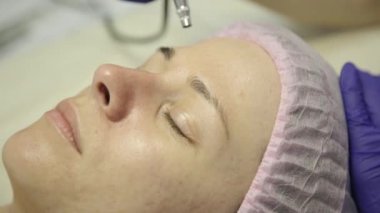 Spa tedavi gören kadın. Masöz temizlikçi kadın yüz Spa'da pamuk temizleme bezi ile