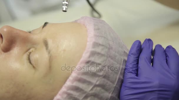 Жінка отримує санаторно-курортне лікування. Масажистка очищення обличчя жінки з ватними тампонами в спа-центрі — стокове відео